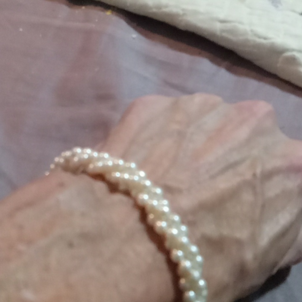 A pearl rope bracelet. It is an off-white in color size 7.